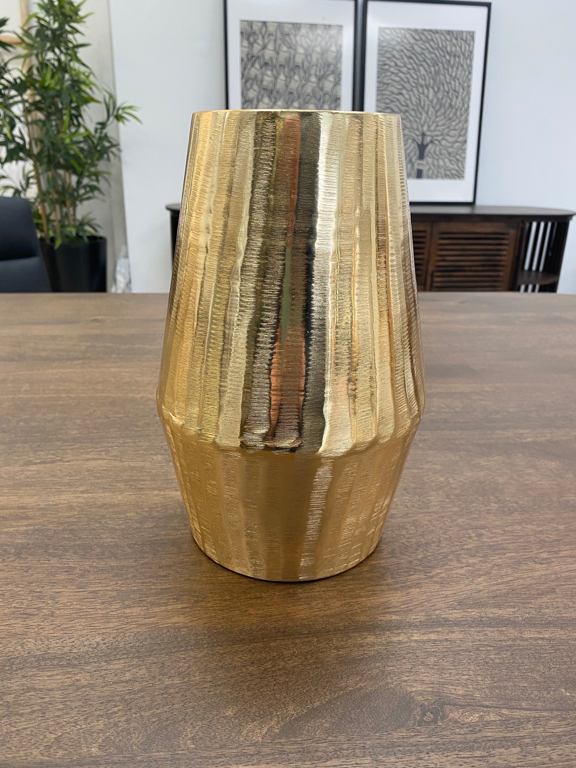 GOA - Cylindrical vase in aluminum with engraved golden motifs