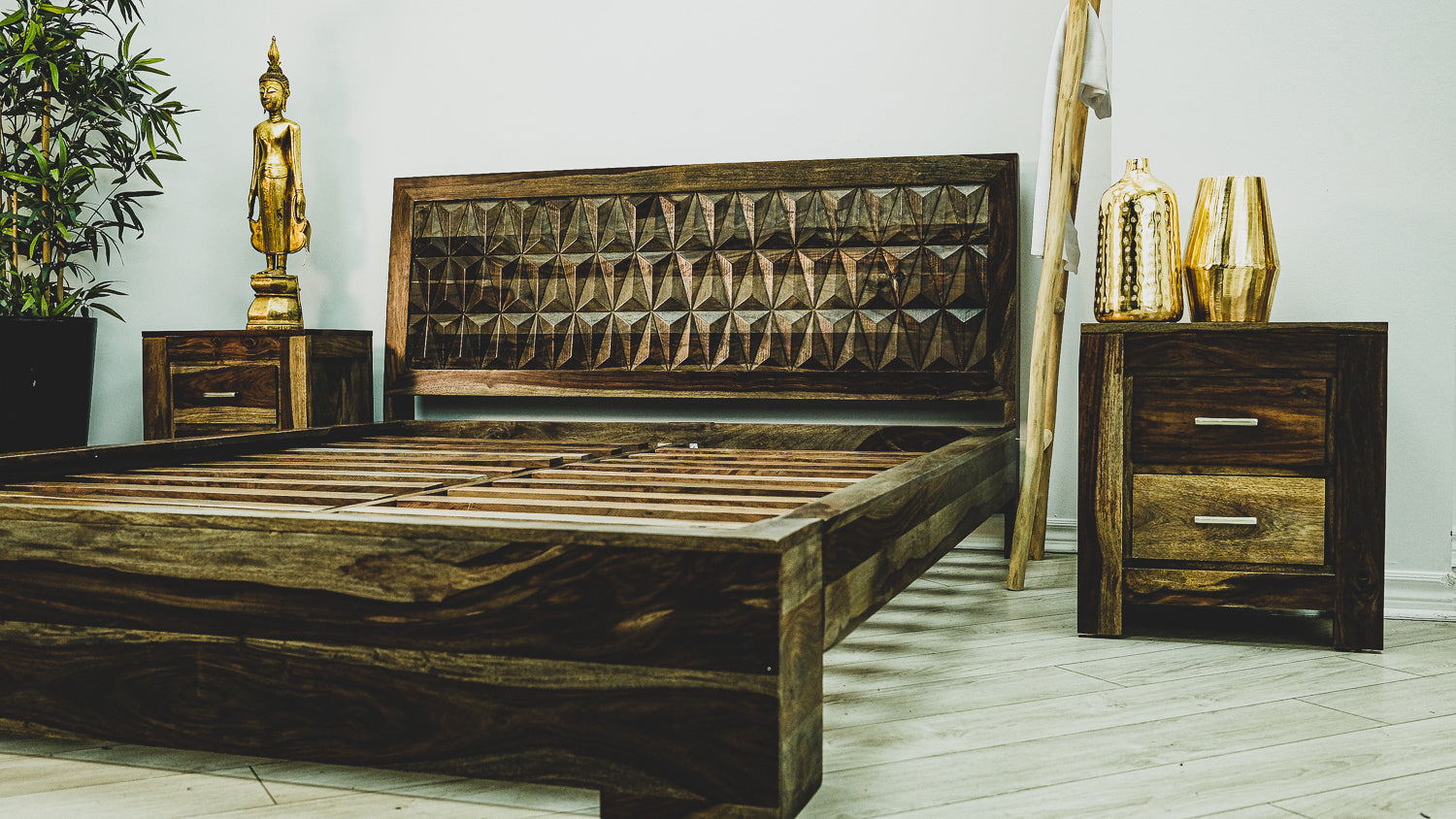 KALI - Table de nuit en palissandre massif avec tiroir sculpté