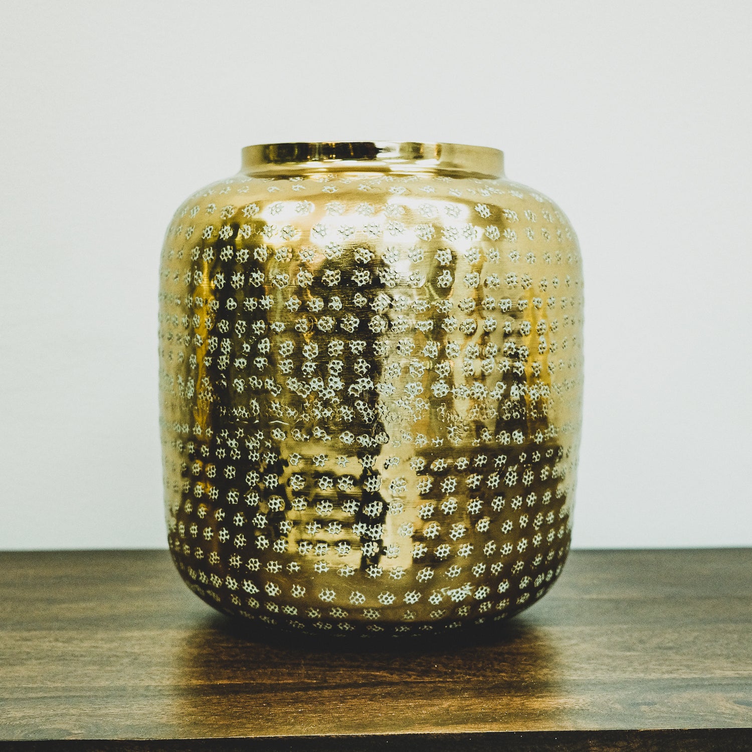ART-Aluminum vase with golden engraved patterns