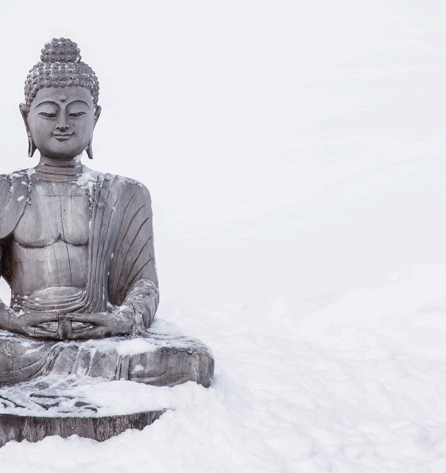 Statue de Bouddha assis en bois sculpté à la main