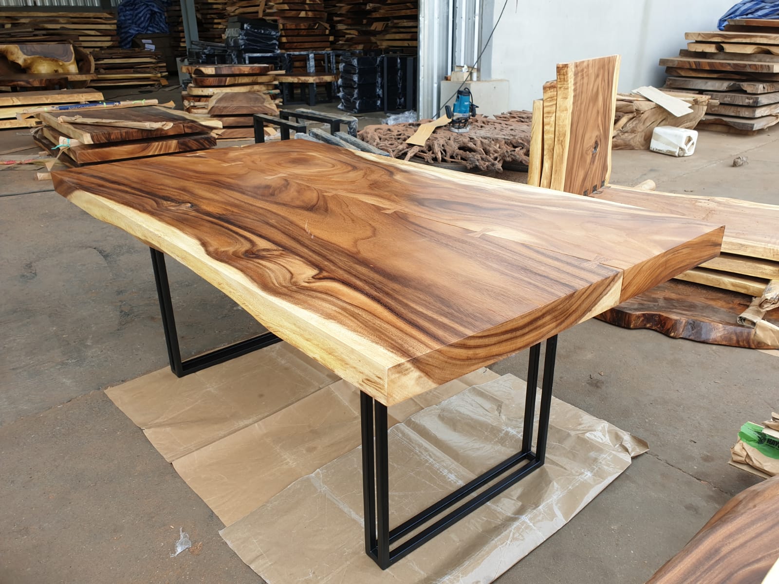 ART- Straight edge, Free form inside, Chamcha wood dining table
