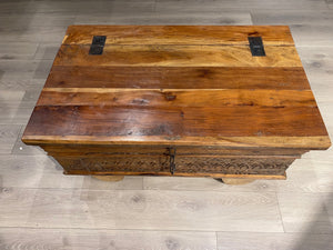 Table basse de coffre en bois récupéré sur roulettes