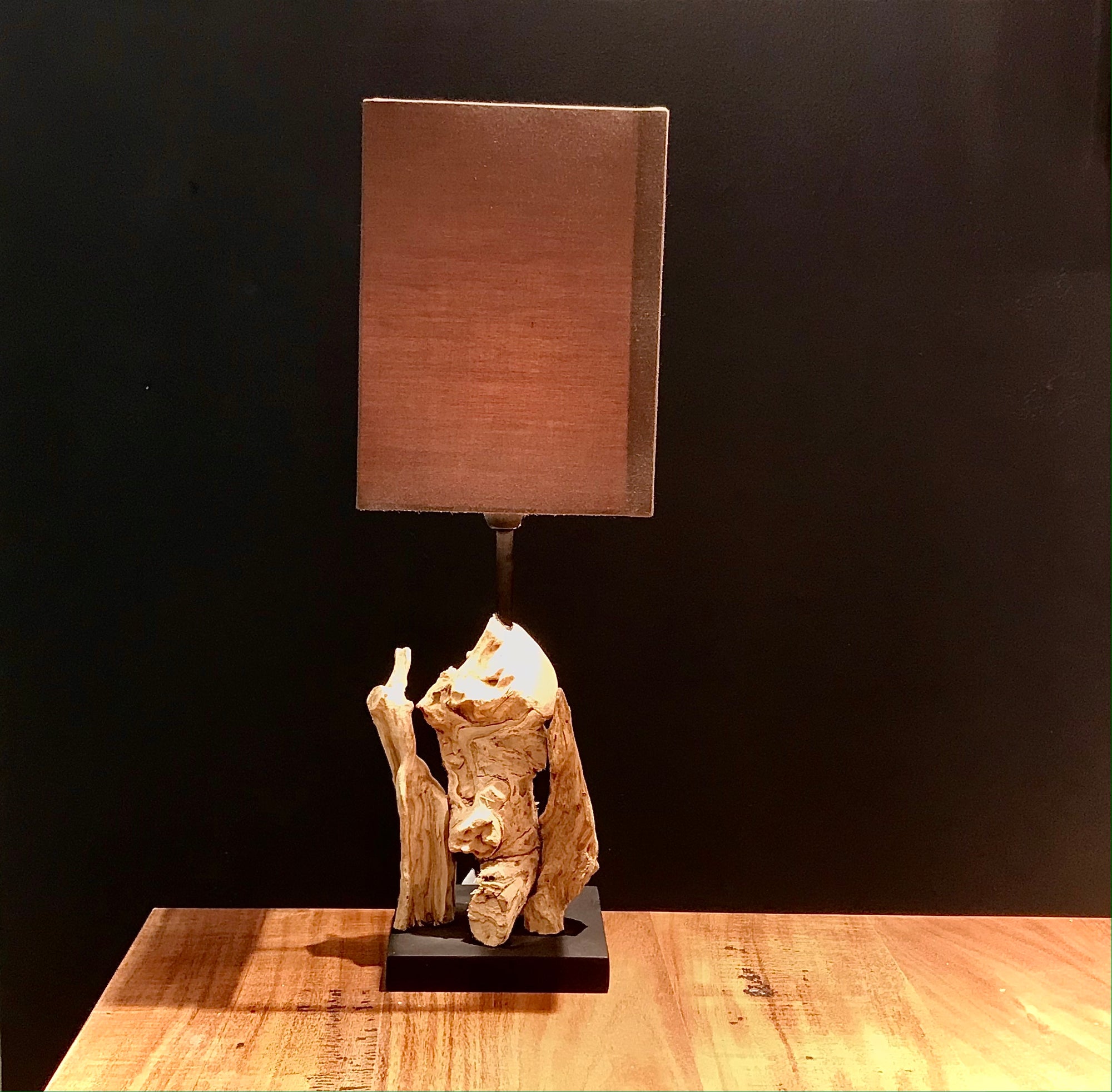 Lampe de table en teck sculpté