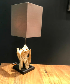 Lampe de table en teck sculpté