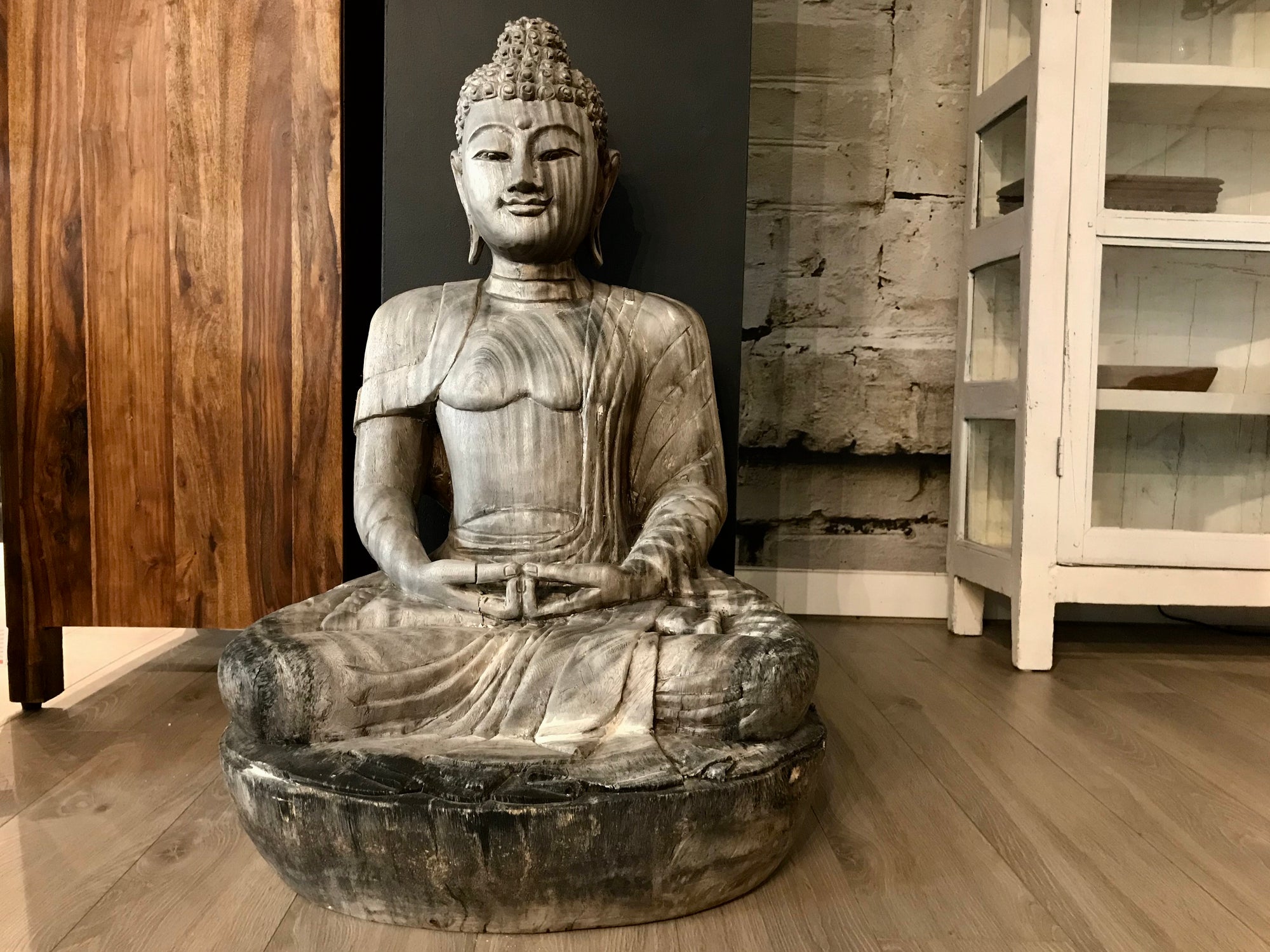 Statue de Bouddha assis en bois sculpté à la main