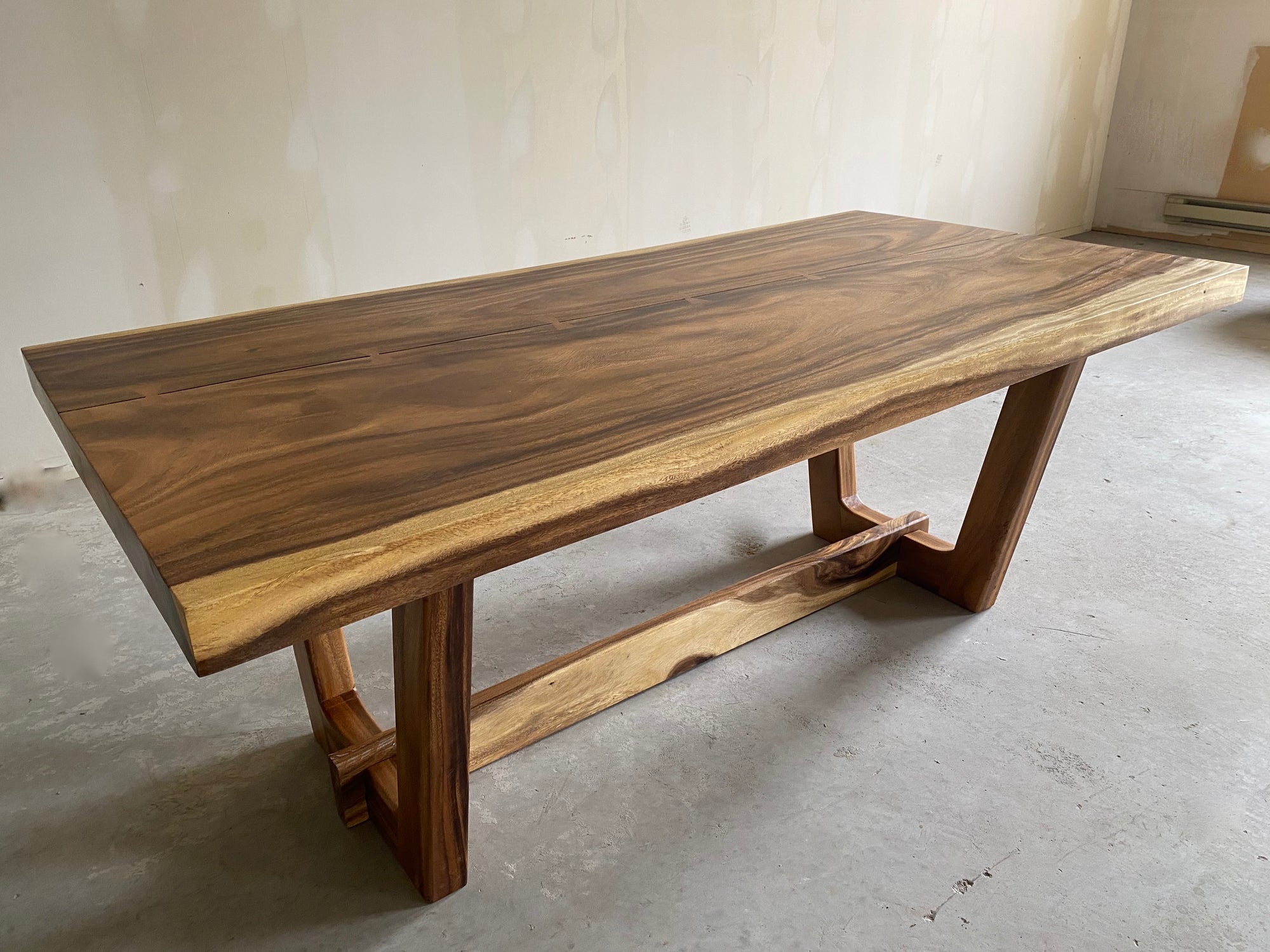EARTH- Bord droit, forme libre , table à manger en bois de chamcha avec des pieds en bois